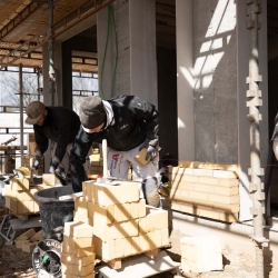 Nybyggeri i Lemvig og Struer hvor håndværkere opfører murværk til nyt hus med fokus på kvalitet og præcision