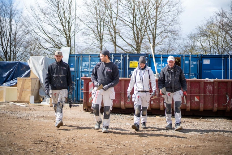 Håndværkere fra Murerfirmaet Jens Vinderslev på arbejde med tagarbejde i Struer, Lemvig, Holstebro, Skive og Herning samt omegn